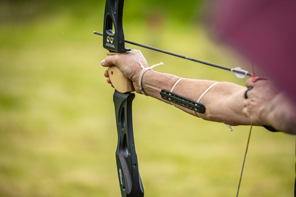 Traditioneller Bogen mit Armschutz